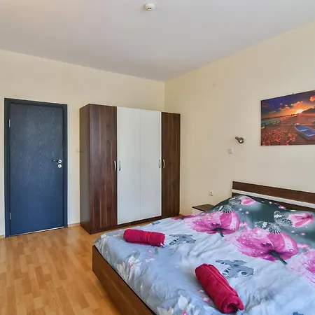 Golden Sands Budget Flat For 4 Guests